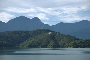 山水相依的秀丽湖景