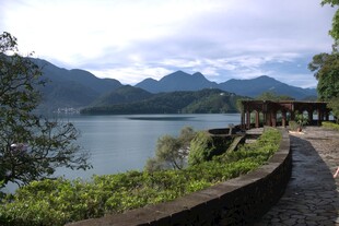 湖畔美景 山水相依的步道