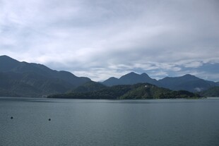 宁静山水间的湖光山色