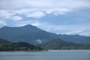 湖光山色中的秀丽山水景