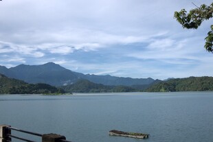 宁静湖畔与远山美景