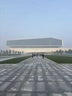 现代建筑前的宽阔步道