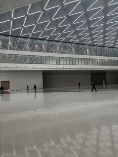 现代机场大厅内部景象