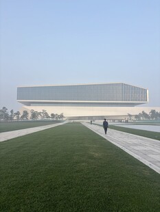 现代建筑前的开阔草坪景象