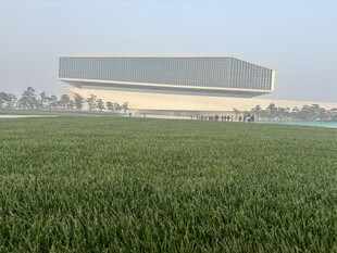 田野中的现代建筑景观