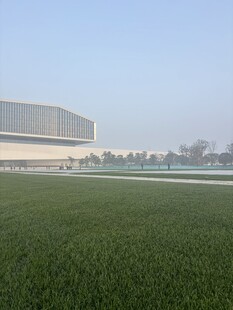 现代建筑旁的大片绿茵草地