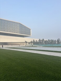 现代建筑旁的开阔绿草地