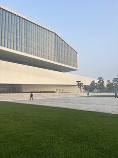 现代风格建筑前的大片草坪