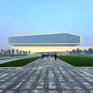 未来感建筑前的行人步道