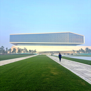 现代建筑前的行人漫步场景