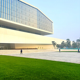 现代建筑前的开阔绿地