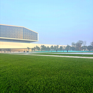 绿茵畔的现代建筑景观