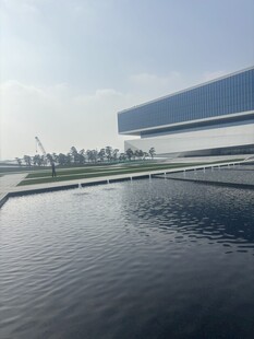 现代建筑旁的平静水面