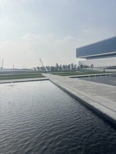 现代建筑旁的静谧水景