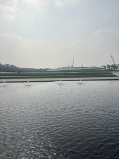 平静湖面与远处建筑景观