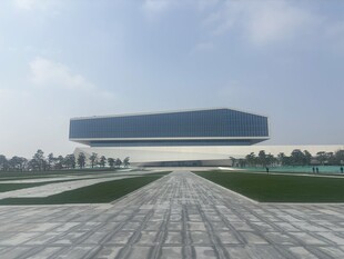 现代建筑前的开阔广场