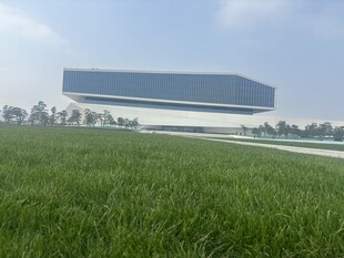 草原上的现代建筑奇观