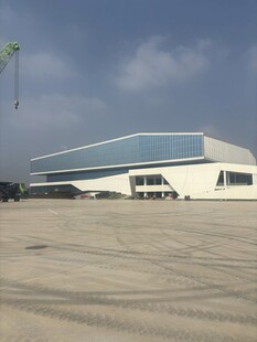 现代风格厂房外观