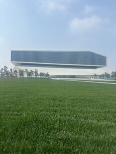 田野上的悬浮现代建筑