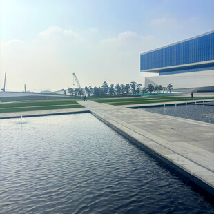 现代建筑旁的静谧水景