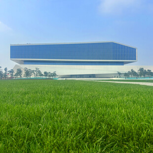 田野上的现代建筑景观