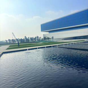 现代建筑旁的宁静水域