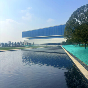 现代建筑旁的宁静水域