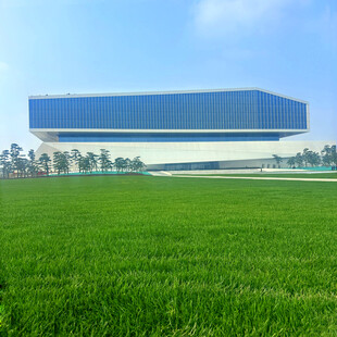 草原上的现代建筑奇观