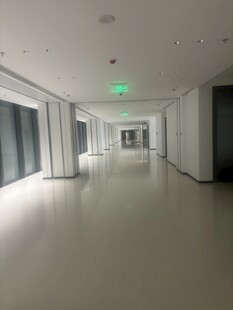 现代简约风宽敞办公走廊