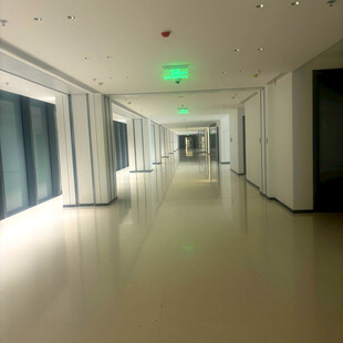 宽敞明亮的现代化走廊