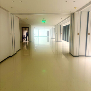 医院宽敞明亮的走廊