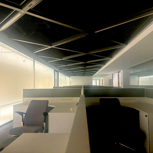 现代开放式办公空间场景