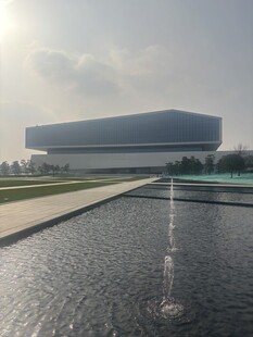 现代建筑前的水景景观