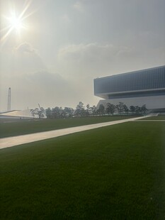 阳光下的草地与现代建筑