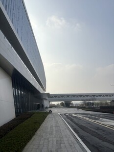 现代建筑旁的宽阔道路