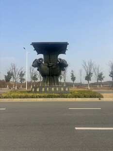 道路旁的大型青铜雕塑