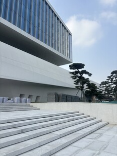 现代建筑前的阶梯景观