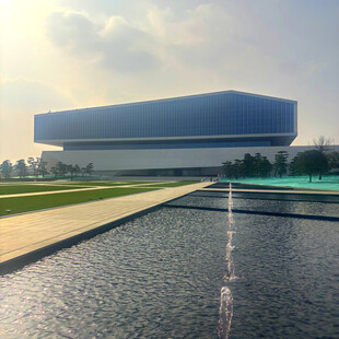 现代建筑前的水景景观