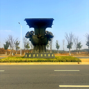 大型飞机雕塑屹立于路旁