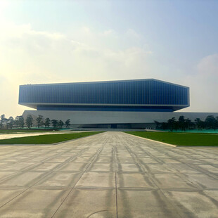 现代建筑前的开阔广场