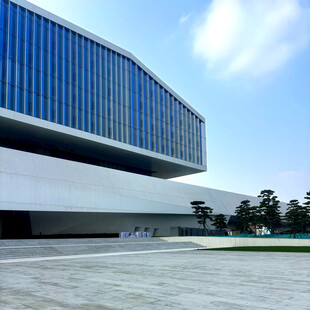 现代风格的宏伟建筑外观