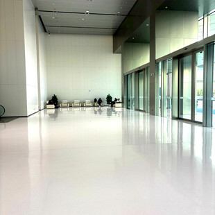 宽敞明亮的现代化室内空间