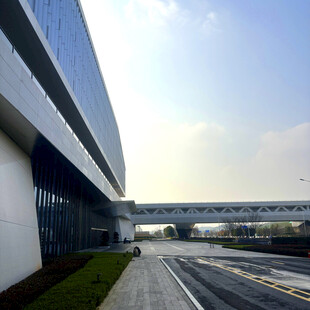 现代建筑外观与宽阔道路