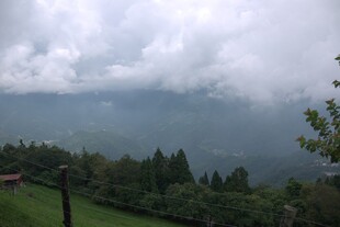 山间云雾缭绕的秀丽景致