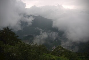 云雾缭绕的山间美景