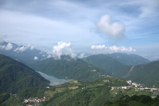 山间湖泊美景