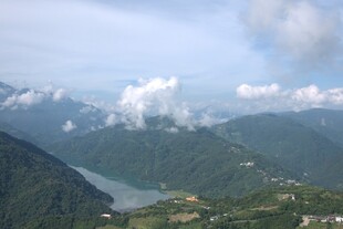 山间湖泊美景