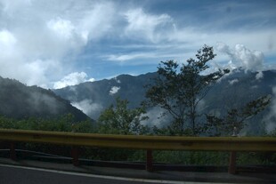 公路边的山峦与云雾景观