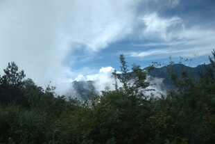 山林间的云雾缭绕美景