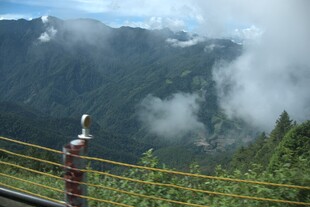 山巅观景台的云雾山林景